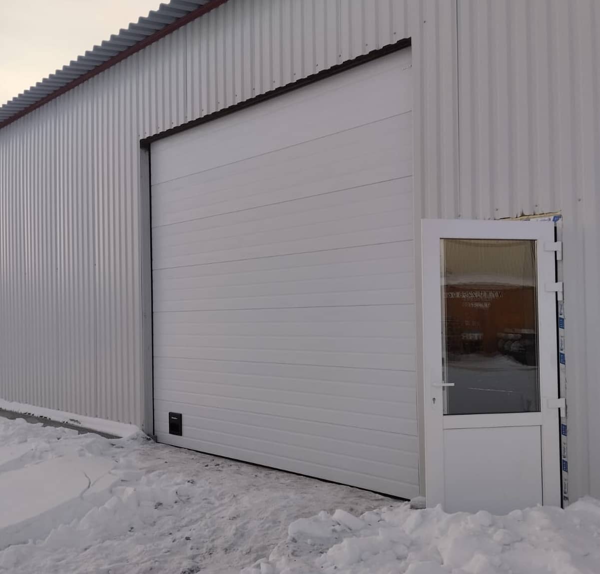 Секционные ворота DoorHan в Калининграде с установкой